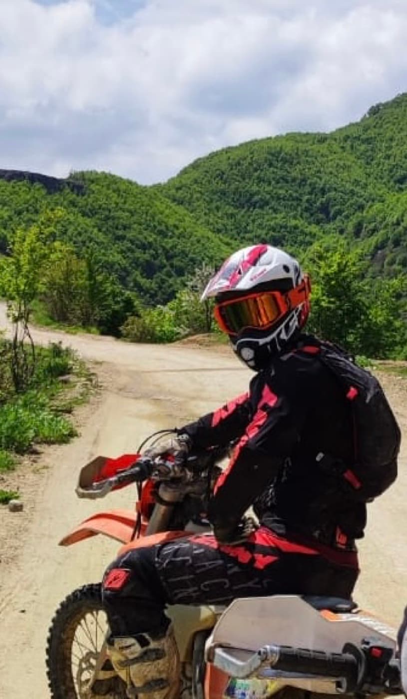 Moto enduro en la montaña